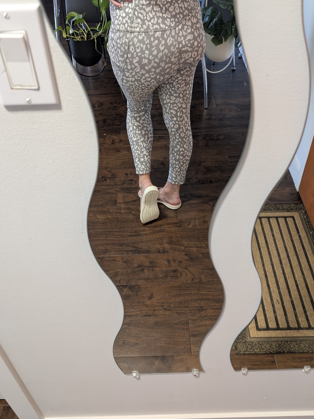 Neutral Leopard Pattern leggings - Picture 6 of 6